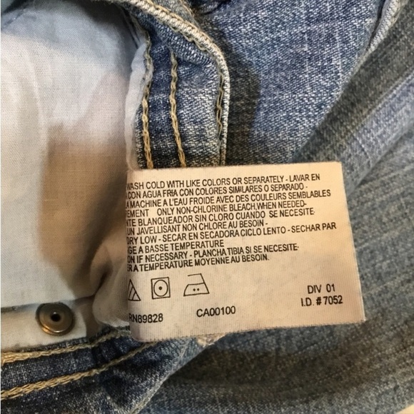 Gloria Vanderbilt light wash denim size 10 short jeans
5 pocket - Picture 11 of 15